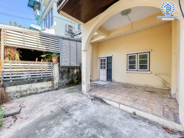 *****ทาวน์โฮมมือสองย่านนนทบุรี ม.ชุมชนวัดสำโรง บางกรวย-ไทรน้อย เนื้อที่กว้างขวางถึง 23.4 ตร.ว. ฟังก์ชัน 3 ห้องนอน 3 ห้องน้ำ 1 ที่จอดรถ บ้านทำเลดี เพียง 10 นาทีก็ถึงรถไฟฟ้าสายสีแดง "สถานีบางบำหรุ" ราคาถูดที่สุดในโครงการ! ห้ามพลาด!